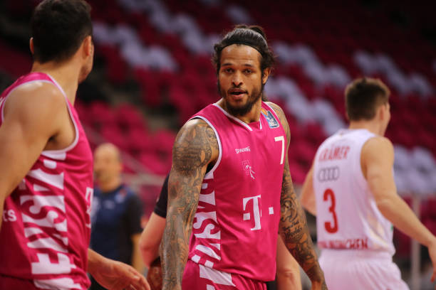 也为场上对 也为场上对